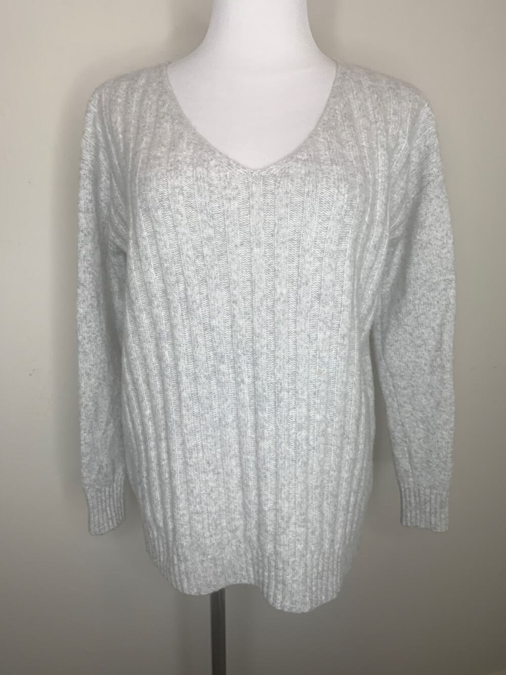 Gap Pale Gray V Neck Sweater Sz Small Cozy Wool Blend Minimalism Preppy - Picture 1 of 8